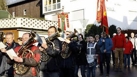 Angeführt von den Frankenwaldmusikanten Windheim und den Fahnenträgern marschierten die Windheimer Sozialdemokraten mit den Gästen beim Weckruf durch die Straßen des Dorfes. Foto: Simone Büttner