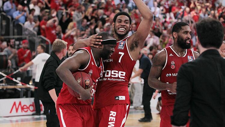 Ein Moment der Glückseligkeit: Die Brose Baskets sind nach einem Jahr des Umbruchs an der Spitze zurück und feiern die siebte Meisterschaft. Fotos: sportpress