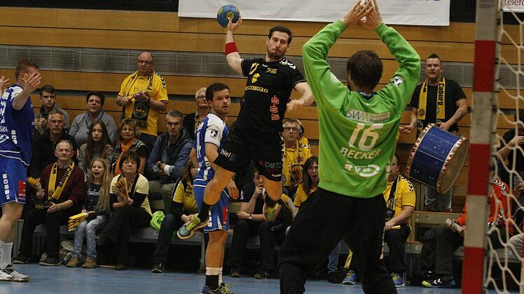 Linksaußen Sebastian Kirchner warf den Ball entschlossen an Torsteher Becker vorbei ins Netz.