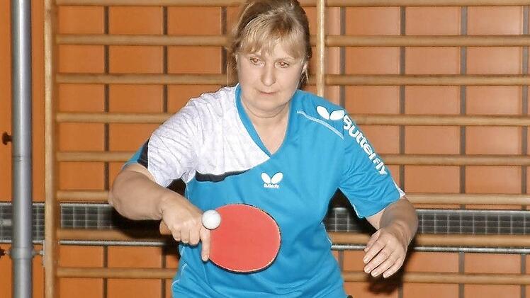 Susanne Zimmermann von der TS Kronach II gewann zwar zwei Einzel gegen die SG Neuses II, konnte damit aber die knappe 6:8-Niederlage ihrer Mannschaft nicht verhindern. Foto: Hans Franz