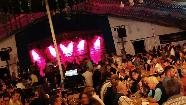 Coburg im Zeichen des 417. Vogelschießens auf dem Anger: Blickf ins gut besuchte FestzeltFoto: Jochen Berger