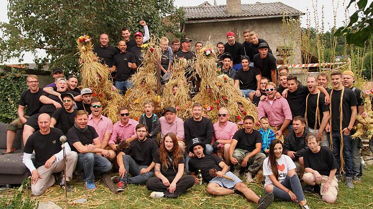 Die Kerwas-Burschen und Helfern mit ihren Strohbären nach getaner Arbeit. Foto: Günther Geiling