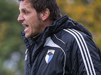 Nach zuletzt zwei Niederlagen möchte die SpVgg Jahn Forchheim um Trainer Michael Hutzler in der Landesliga Nordwest wieder in die Spur finden. Am Samstag (15 Uhr) geht es zum TSV Abtswind.  Foto: René Ruprecht