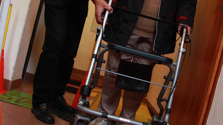 Bei einem Kurs für Rollator-Fahrer sollen Senioren lernen, wie sie ihr Gefährt am bestenbenutzen. Edgar Kast gibtTipps und macht Mut. Foto: Carmen Schmitt