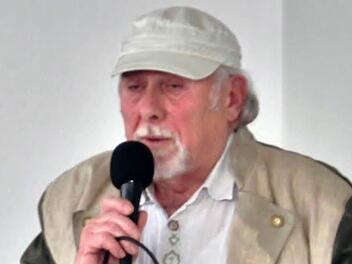 Der singende Wanderführer Hans Lickel begeistert im Erzählcafé des "GenerationenNetz".  Foto: Werner Vogel
