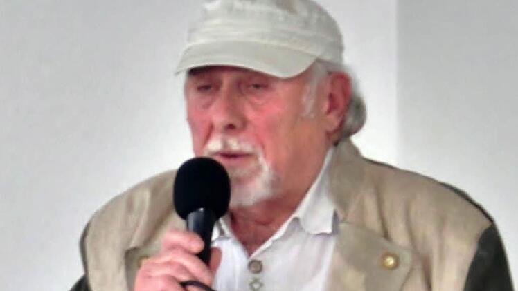 Der singende Wanderführer Hans Lickel begeistert im Erzählcafé des "GenerationenNetz".  Foto: Werner Vogel