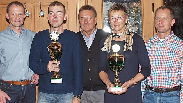 Ehrung der Radsport-Vereinsmeister beim RVC Stetten (von links): Radsportleiter G&uuml;nther Lamm, Vereinsmeister Christian Brozicek, Vorsitzender Werner Leicht, Vizemeisterin und Seniorenmeisterin Ursula Schedel sowie Friedrich Schedel Foto: Alfred Thieret