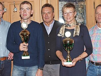 Ehrung der Radsport-Vereinsmeister beim RVC Stetten (von links): Radsportleiter Günther Lamm, Vereinsmeister Christian Brozicek, Vorsitzender Werner Leicht, Vizemeisterin und Seniorenmeisterin Ursula Schedel sowie Friedrich Schedel Foto: Alfred Thieret