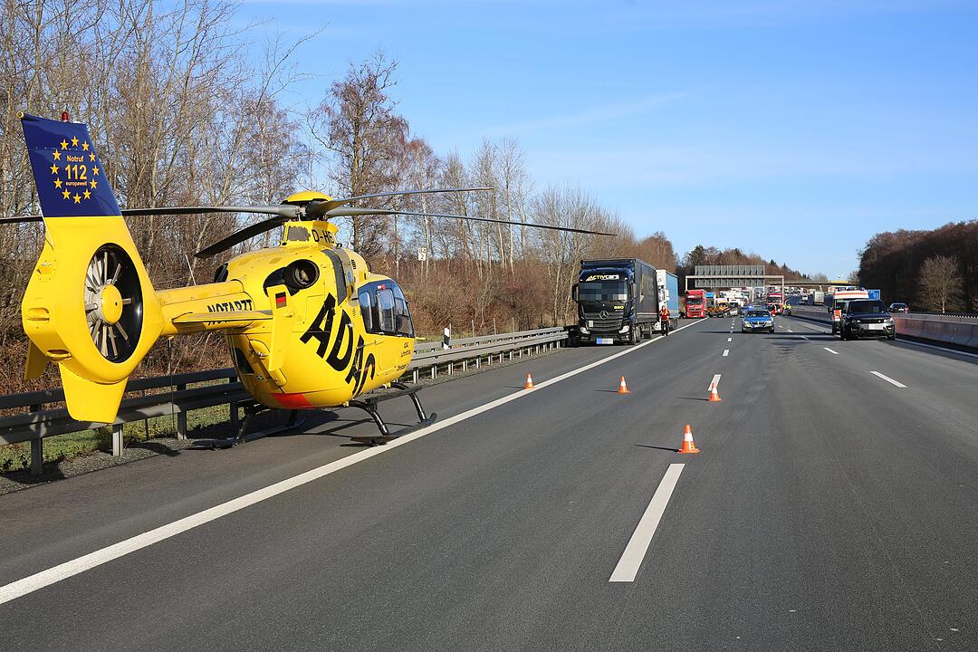 Schwerer Unfall auf A9: Auto überschlägt sich - Person verletzt
