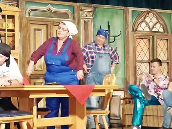 Spielszene mit (von links) Siegfried Unkauf, Siegfried Sicheneder, Tanja Sesselmann, Manuela Lindner, Florian Herrmann und Sabrina Thierauf (von links)  Foto: Klaus-Peter Wulf