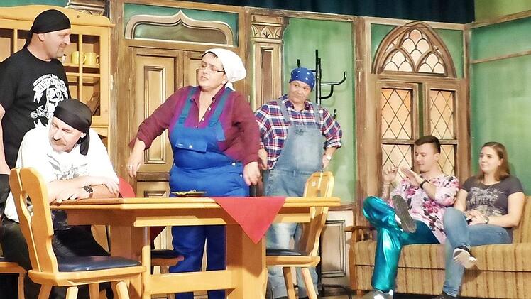 Spielszene mit (von links) Siegfried Unkauf, Siegfried Sicheneder, Tanja Sesselmann, Manuela Lindner, Florian Herrmann und Sabrina Thierauf (von links)  Foto: Klaus-Peter Wulf