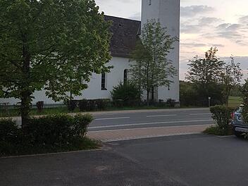 Die Kirche in Wannbach hat so  einige Stellplätze zu wenig für die Besucher des Gottesdiensts.Carmen Schwind