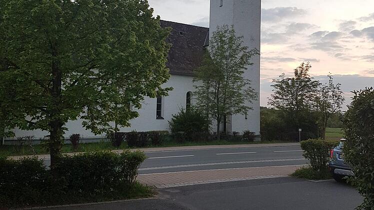 Die Kirche in Wannbach hat so  einige Stellplätze zu wenig für die Besucher des Gottesdiensts.Carmen Schwind