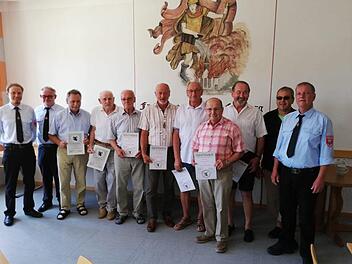 2. Kommandant Martin H&ouml;chemer (von links) und Vorsitzender Sascha Markart zeichneten Richard Schipper (40 Jahre), Manfred Geiberger (40 Jahre), Siegmund Schlereth (60 Jahre), Josef R&ouml;lling(50 Jahre), Waldemar Metz (50 Jahre),  Lothar Schlereth (60 Jahre), Alfred Sell (50 Jahre) und Steffen Voll (30 Jahre) aus. Foto: Hans Peter R&ouml;lling