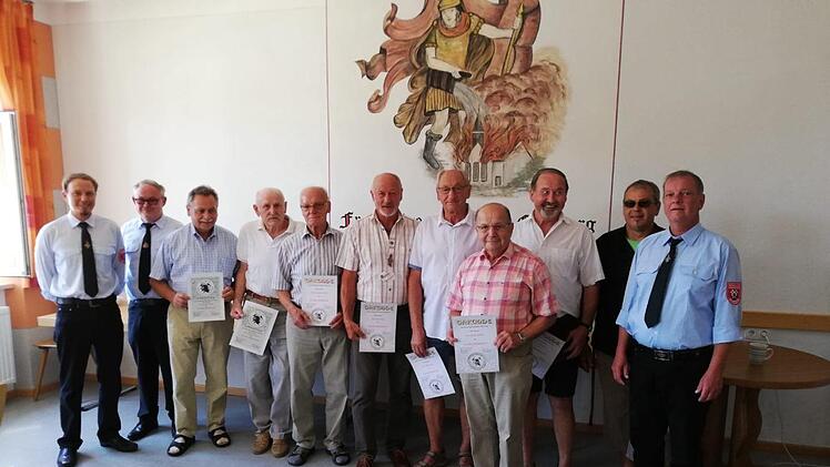 2. Kommandant Martin H&ouml;chemer (von links) und Vorsitzender Sascha Markart zeichneten Richard Schipper (40 Jahre), Manfred Geiberger (40 Jahre), Siegmund Schlereth (60 Jahre), Josef R&ouml;lling(50 Jahre), Waldemar Metz (50 Jahre),  Lothar Schlereth (60 Jahre), Alfred Sell (50 Jahre) und Steffen Voll (30 Jahre) aus. Foto: Hans Peter R&ouml;lling