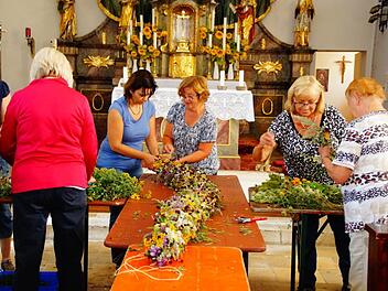 Die Frauen von Ludwag haben in der Kirche St. Johannes der T&auml;ufer einen Wurzb&uuml;schel in Spiralform geflochten. Die Spirale ist &uuml;ber acht Meter lang. Die Spitze hat die Form einer Monstranz und ist aus Getreide&auml;hren.Joseph Beck
