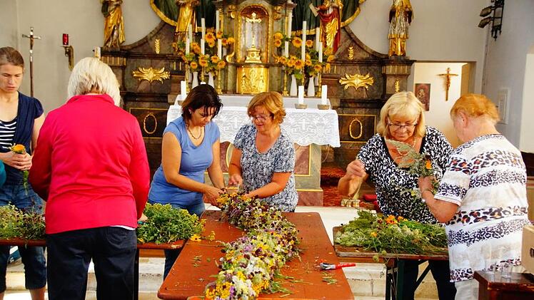 Die Frauen von Ludwag haben in der Kirche St. Johannes der T&auml;ufer einen Wurzb&uuml;schel in Spiralform geflochten. Die Spirale ist &uuml;ber acht Meter lang. Die Spitze hat die Form einer Monstranz und ist aus Getreide&auml;hren.Joseph Beck