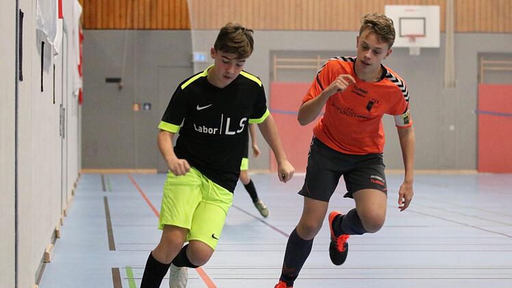 Szene aus der U-15-Begegnung zwischen der SG Fuchsstadt (links) und der SG Wollbach. Foto: Sebastian Schmitt