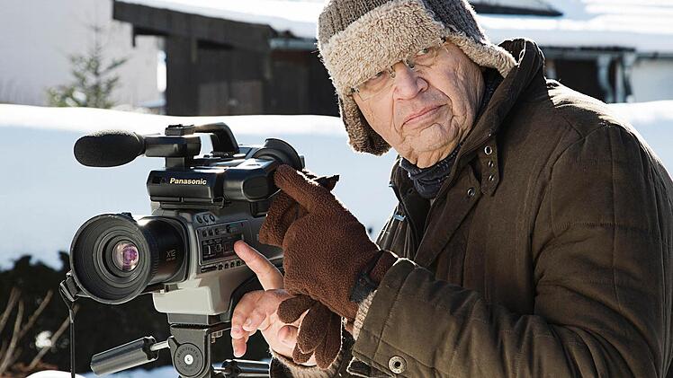 Gerhard Polt als tölpelhafter Filmemacher Hans A. Pospiech Fotos: Verleih