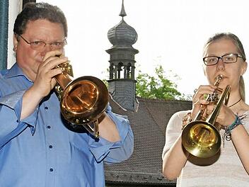 Musik verbindet: Berthold Graser, Gründungsmitglied und Vorsitzender des Musikvereins Dankenfeld, probt mit der 16-jährigen Marie-Christin mit Blick auf die Kirche. Die Kirchenmusik zu gewährleisten, war eine der Motivationen für die Gründung der Kapelle vor 45 Jahren. Fotos: Weinbeer