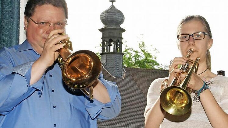 Musik verbindet: Berthold Graser, Gründungsmitglied und Vorsitzender des Musikvereins Dankenfeld, probt mit der 16-jährigen Marie-Christin mit Blick auf die Kirche. Die Kirchenmusik zu gewährleisten, war eine der Motivationen für die Gründung der Kapelle vor 45 Jahren. Fotos: Weinbeer