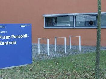 Das Franz-Penzoldt-Zentrum, in dem die Erlanger Tierversuche durchgeführt werden, ist an der Palmsanlage in direkter Nachbarschaft zur Apotheke und dem Nichtoperativen Zentrum der FAU. Foto: Petra Malbrich