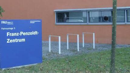 Das Franz-Penzoldt-Zentrum, in dem die Erlanger Tierversuche durchgeführt werden, ist an der Palmsanlage in direkter Nachbarschaft zur Apotheke und dem Nichtoperativen Zentrum der FAU. Foto: Petra Malbrich