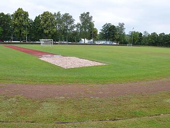 Die Leichtathletikanlage des Sportgeländes soll erneuert, der Rasenplatz in der Mitte durch ein Kunstrasenfeld ersetzt werden. Foto: Rainer Lutz