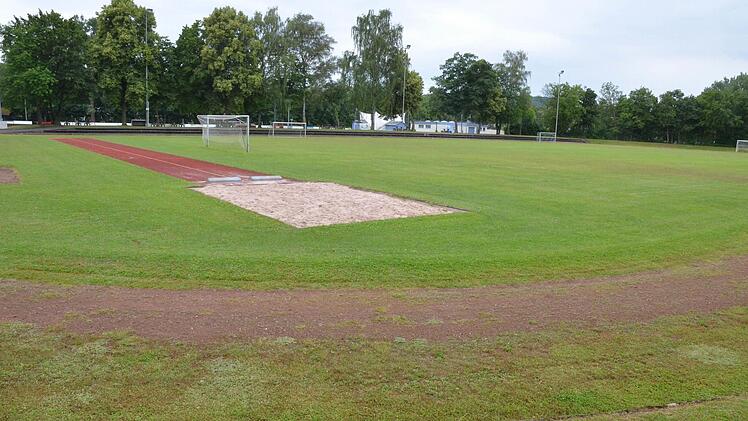 Die Leichtathletikanlage des Sportgeländes soll erneuert, der Rasenplatz in der Mitte durch ein Kunstrasenfeld ersetzt werden. Foto: Rainer Lutz