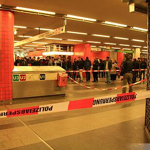 Mann stuerzt am Nuernberger Hauptbahnhof in Gleisbett