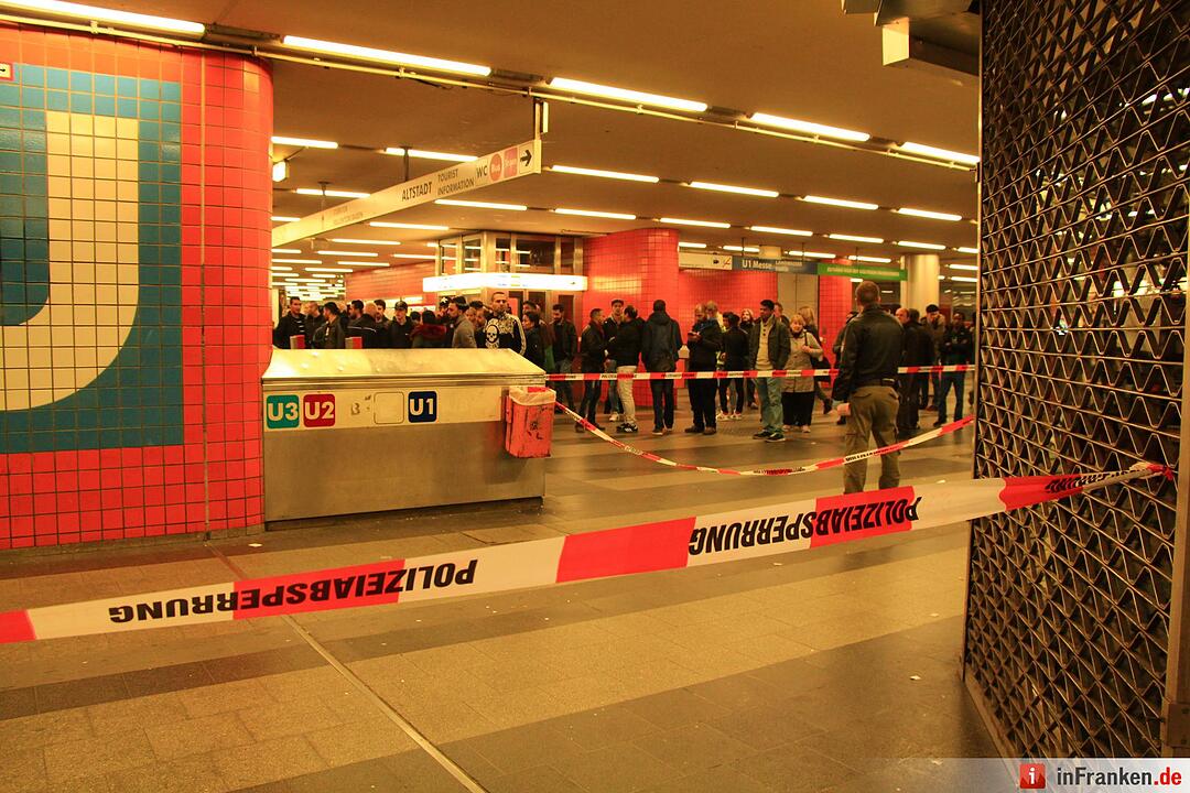 Mann stuerzt am Nuernberger Hauptbahnhof in Gleisbett