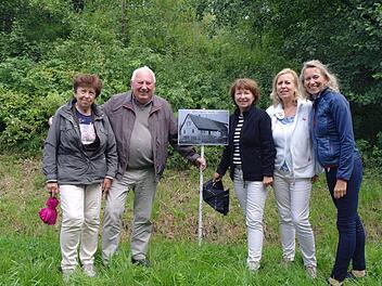 Rudolf Gilz zeigte seiner Ehefrau und den drei Töchter, wo er seine Kindheit verbracht hatte. Foto: Steffi Elm