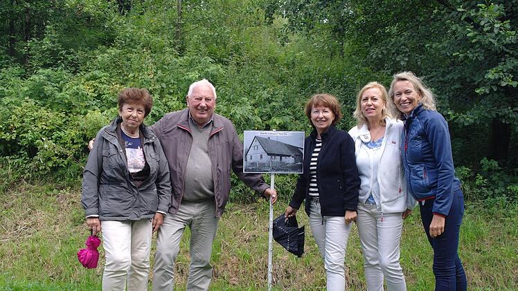 Rudolf Gilz zeigte seiner Ehefrau und den drei Töchter, wo er seine Kindheit verbracht hatte. Foto: Steffi Elm