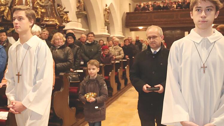 ...die Hostienschale (gebracht von einem künftigen Kommunionkind),...