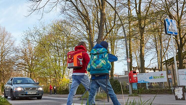 Eine Mutter hat in Erlangen ihren siebenj&auml;hrigen Sohn zur Schule gefahren. Die 29-J&auml;hrige stand dabei unter Drogeneinfluss und zeigte Ausfallerscheinungen. Symbolbild: Georg Wendt/dpa