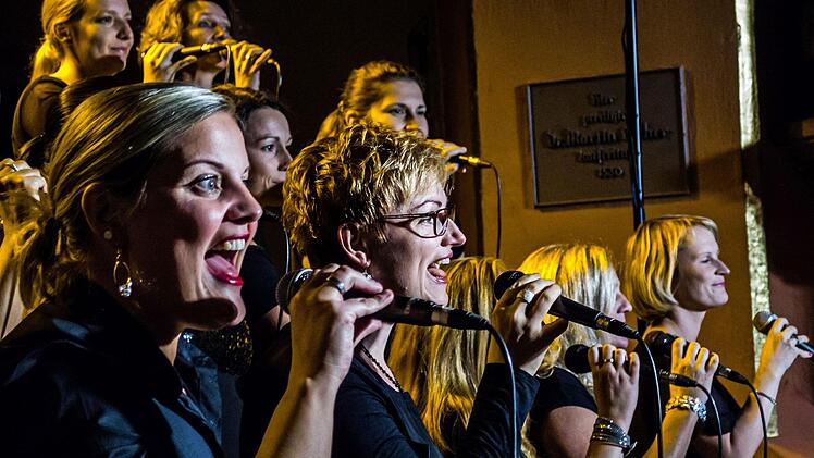 Mitreißender Auftritt vor zahlreichen Zuhörern: "Gospelrock und Band" aus Erfurt beim Gastspiel in St. Georg in Neustadt.Foto: Jochen Berger