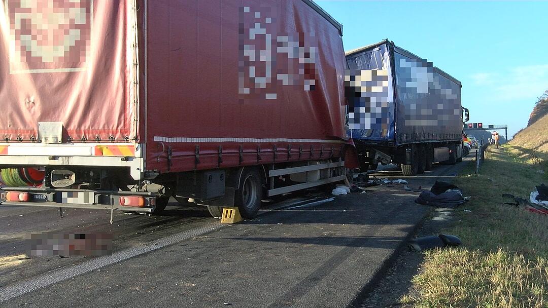 Schwerer Unfall auf A3: Lkw-Fahrer stirbt bei Zusammenprall