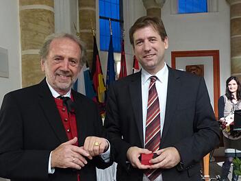 Der frühe Landrat Reinhardt Glauber (links) bekam den goldenen Ehrenring vom jetzigen Landrat Hermann Ulm überreicht. Foto: Pauline Lindner