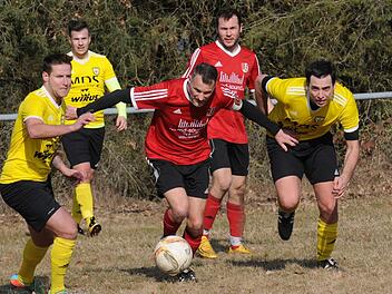 Ab durch die Mitte: Diebachs Markus Kirchner düpiert hier gleich zwei Thulbaer, doch am Ende war es der Favorit aus der Bezirksliga, der sich gegen den Kreisklassisten behauptete.ssp