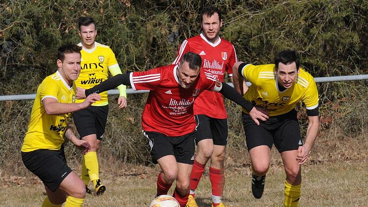 Ab durch die Mitte: Diebachs Markus Kirchner düpiert hier gleich zwei Thulbaer, doch am Ende war es der Favorit aus der Bezirksliga, der sich gegen den Kreisklassisten behauptete.ssp