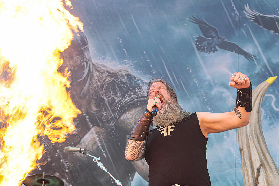 Amon Amarth bei Rock im Park 2019: Ganz viel Metal und Feuer bringt die Fans zum Durchdrehen