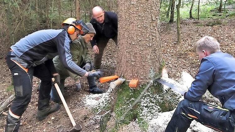 Wolfgang Schirmer (3.v.l.) gibt genaue Anweisungen für den Ansatz der Ziehsäge. Mit im Bild von links Tobias Rebhan, Maximilian Gratzke und Julian Schmidt  Foto: K.-H. Hofmann