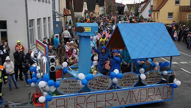Der Stammtisch "Sprich Leise" fragte sich bei seinem Faschingswagen, warum sich das Windrad bei Sassendorf nicht mehr dreht.  Foto: Johannes Michel