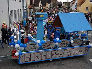 Der Stammtisch "Sprich Leise" fragte sich bei seinem Faschingswagen, warum sich das Windrad bei Sassendorf nicht mehr dreht.  Foto: Johannes Michel