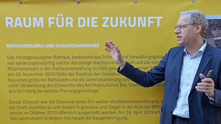 Der Rathaus-Neubau als ein Projekt für die Zukunft: Bürgermeister German Hacker eröffnete die Zeitreise für Zaungäste.  Fotos: Bernhard Panzer