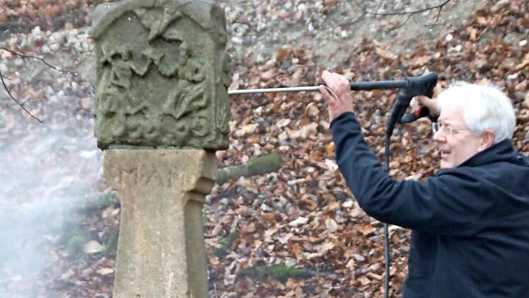 Der Bildhauer Michael Scholl bei seiner Arbeit: Mittlerweile ist der Bildstock nahe der Schönbachsmühle restauriert.  Foto: Ewald Kleinhenz