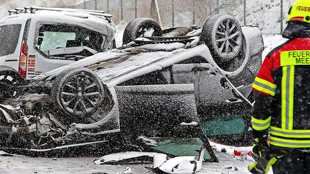 Das Auto des Ersthelfers aus Th&uuml;ringen liegt nach dem Unfall auf dem Dach.