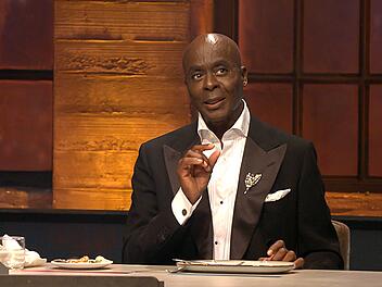 "Grill den Henssler": Gastjuror spuckt Essen aus - "das geht gar nicht" Gastjuror Bruce Darnell liebt es zu genießen. Aber wehe, wenn es ihm nicht schmeckt. Bei "Grill den Henssler" (VOX) versalzte ihm eine Nachspeise die gute Laune.