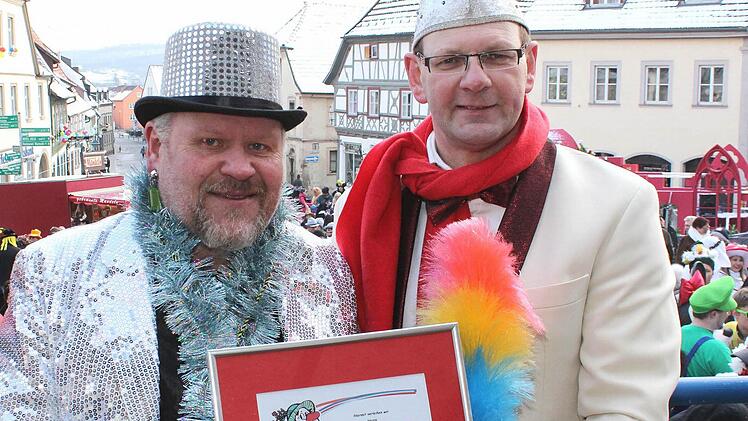 Ein strahlender Sieger: Helmut Hufnagel (links), der "Zeiler Schlack" 2013" und 19. Titelträger insgesamt, freute sich sichtlich über die Auszeichnung. Bürgermeister Thomas Stadelmann gratulierte. Foto: rn