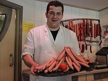 Metzger Alexander Schatz aus Ebermannstadt hat schon eine Idee, wie ein Wienerle-Gipfel aussehen kann. Foto: Josef Hofbauer